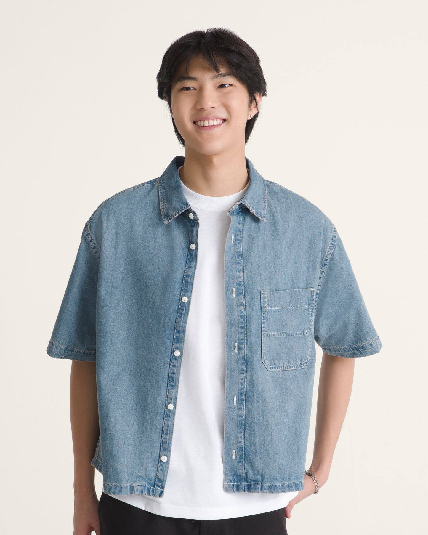 Camisa Manga Corta Cyrus Straight Hem Denim - 1; Camisa Manga Corta Cyrus Straight Hem Denim - 2; Camisa Manga Corta Cyrus Straight Hem Denim - 3; Camisa Manga Corta Cyrus Straight Hem Denim - 4; Camisa Manga Corta Cyrus Straight Hem Denim - 5; Camisa Manga Corta Cyrus Straight Hem Denim - 6; Camisa Manga Corta Cyrus Straight Hem Denim - 7; Camisa Manga Corta Cyrus Straight Hem Denim - 8; Camisa Manga Corta Cyrus Straight Hem Denim - 9; Camisa Manga Corta Cyrus Straight Hem Denim - 10