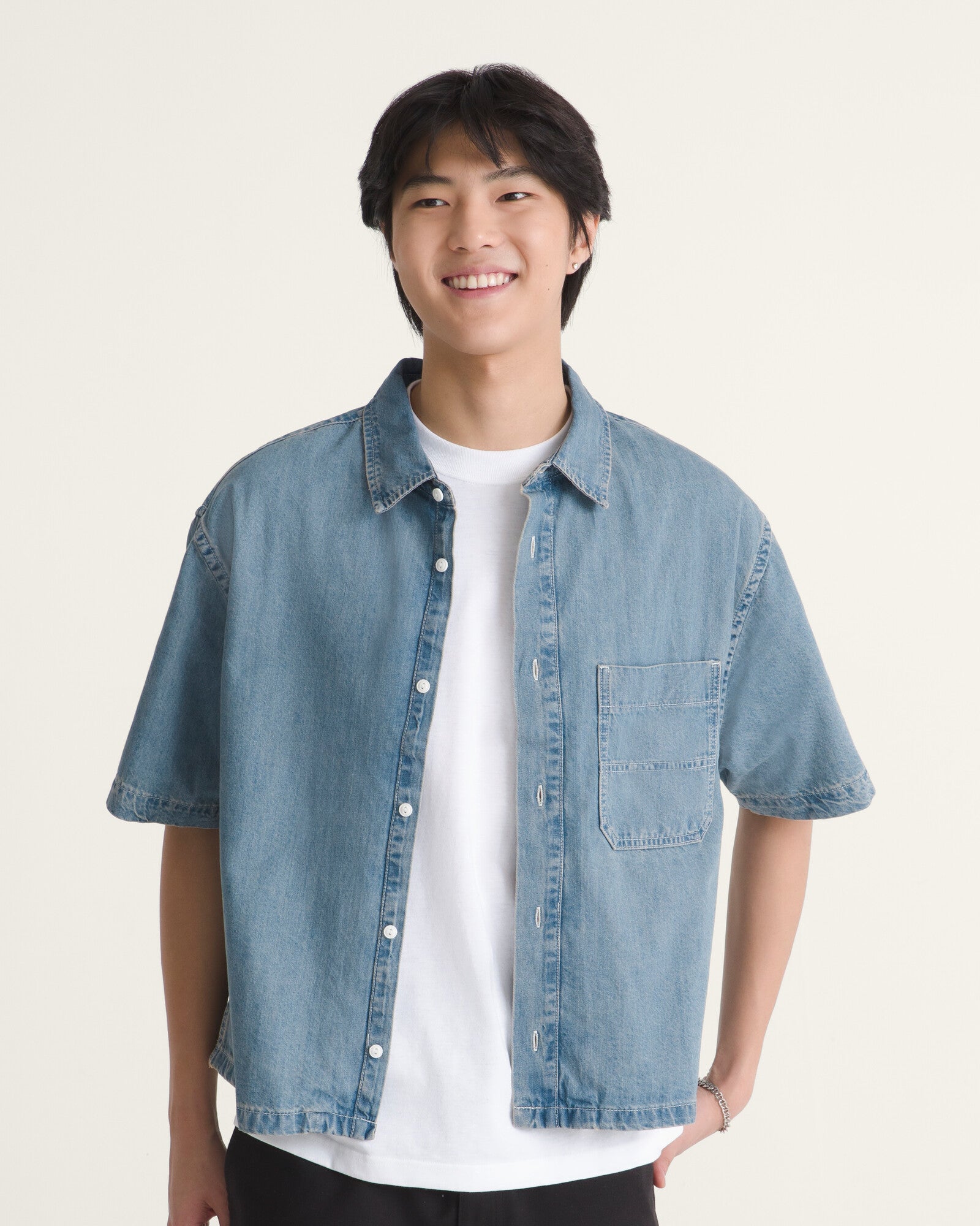 Camisa Manga Corta Cyrus Straight Hem Denim - 1; Camisa Manga Corta Cyrus Straight Hem Denim - 2; Camisa Manga Corta Cyrus Straight Hem Denim - 3; Camisa Manga Corta Cyrus Straight Hem Denim - 4; Camisa Manga Corta Cyrus Straight Hem Denim - 5; Camisa Manga Corta Cyrus Straight Hem Denim - 6; Camisa Manga Corta Cyrus Straight Hem Denim - 7; Camisa Manga Corta Cyrus Straight Hem Denim - 8; Camisa Manga Corta Cyrus Straight Hem Denim - 9; Camisa Manga Corta Cyrus Straight Hem Denim - 10